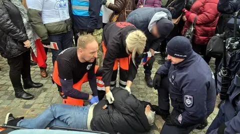 Policjanci pomogli mężczyźnie, który zasłabł podczas zgromadzenia