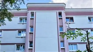 Socrealistyczny budynek na Muranowie odzyskuje dawne kolory