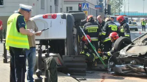 Zderzenie w alei Krakowskiej. Są ranni, w tym policjant