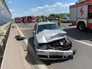 Samochód uderzył w bariery na trasie S8