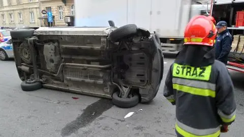 Aleje Ujazdowskie: dacia na boku