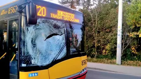 Autobus zderzył się z "dzikim zwierzęciem", kierowca z raną głowy 