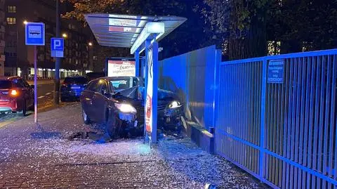 Samochód wjechał w przystanek autobusowy 