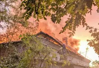 Pożar historycznego budynku. Dach zawalił się do środka