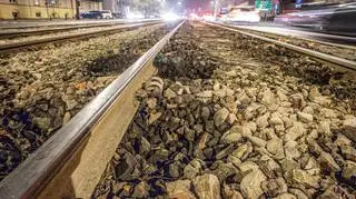 Woda podmyła torowisko w alei Niepodległości