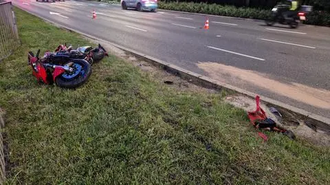 21-letni motocyklista, który uderzył w samochód, zmarł w szpitalu