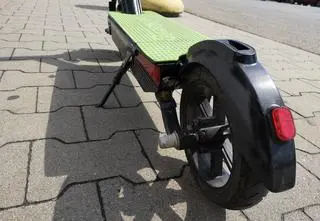 Jechał hulajnogą, zderzył się z autem. Doznał licznych obrażeń