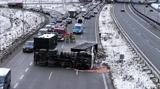 Ciężarówka przewróciła się na S7