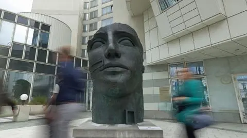 Monumentalna rzeźba na placu Trzech Krzyży