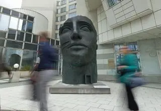 Monumentalna rzeźba na placu Trzech Krzyży