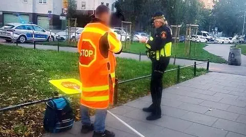 Pijany przeprowadzał dzieci przez ulicę, gdy czekał ze strażniczkami na policję, próbował napić się wódki