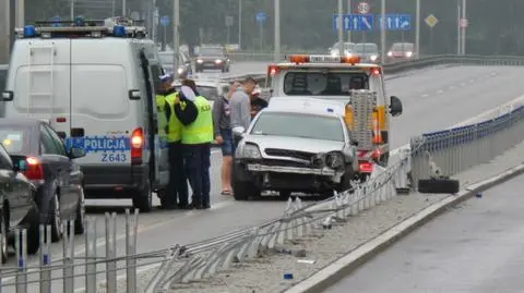Wisłostrada: opel zawisł na barierach linowych