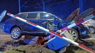 Pijany kierowca wypadł z drogi, ściął rogatki i sygnalizator. Nagranie