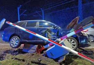 Pijany kierowca wypadł z drogi, ściął rogatki i sygnalizator. Nagranie