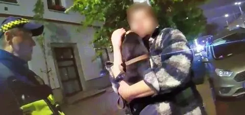 Pijanym zainteresowali się strażnicy. Matka mu "przypomniała", że miał stawić się w areszcie