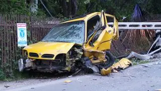 Samochód uderzył w słup i zaparkowane auto