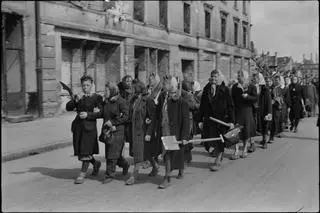 Brygada pracy idąca na akcję odgruzowywania, 1945