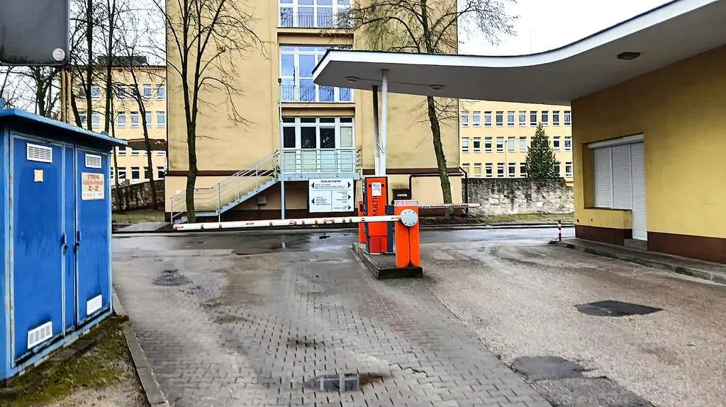 Tragiczny wypadek na terenie szpitala. Auto uderzyło w budynek, nie żyje kobieta