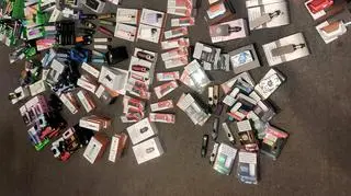 Funkcjonariusze mazowieckiej Krajowej Administracji Skarbowej wraz z policjantami z Radomia skontrolowali jeden ze sklepów z e-papierosami 