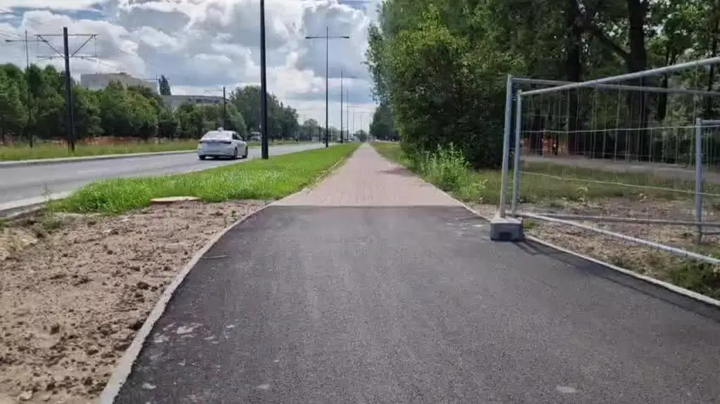 Tylko fragmentami ścieżka ma nowa nawierzchnię