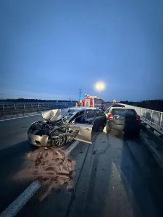 Zderzenie dwóch samochodów i busa