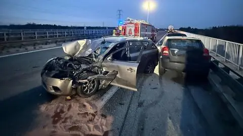 Zderzenie dwóch samochodów i busa