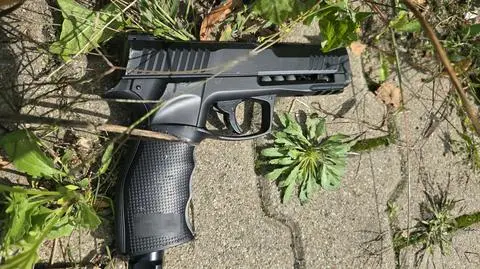 Policjanci zabezpieczyli przedmiot przypominający broń palną