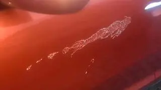 Zniszczone samochody na Woli