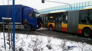 Zderzenie tira z autobusem