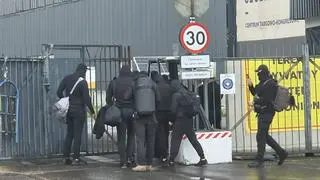 Grupa zamaskowanych osób weszła na teren hali