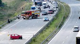 Pasażer i kierowca uwięzieni w aucie po wypadku na S17