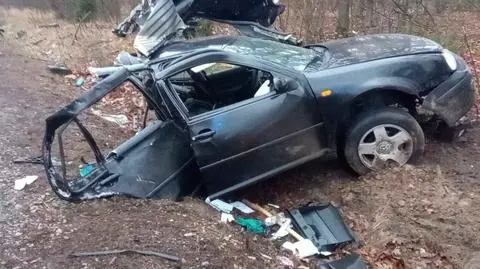 Po zderzeniu auto złamało się na pół