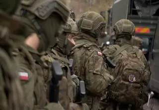 Ćwiczenia służb. W scenariuszu dywersanci przebrani za kurierów