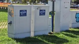 Warszawa. Skrzynki elektryczne w parku nad POW