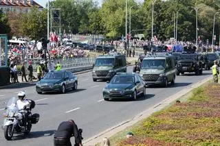 Sprzęt na defiladzie na Wisłostradzie 