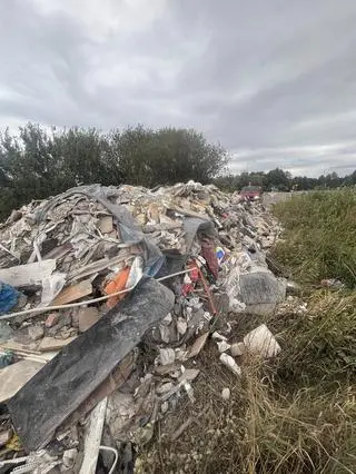 Droga gminna w miejscowości Sobiekursk zamieniona w śmietnik