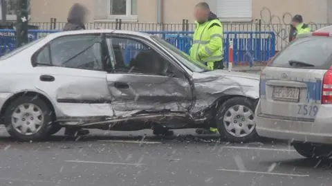 Zderzenie hondy z oplem na skrzyżowaniu