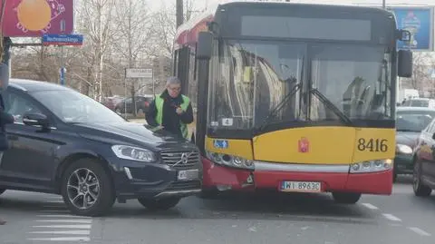 Volvo zderzyło się z autobusem. Jedna osoba ranna