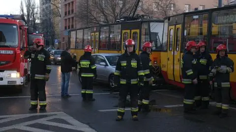 Wypadek na wolskim skrzyżowaniu. "Samochody uderzyły w tramwaj"