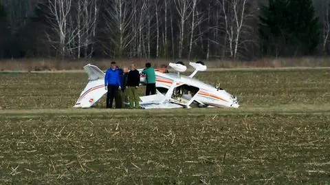 Odwrócił się, uderzył o ziemię. Wypadek samolotu pod Warszawą