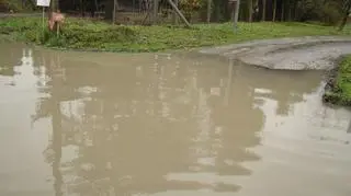 Tak wygląda jedyna droga dojazdowa do domów w okolicy budowy