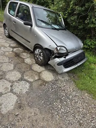 Samochód wjechał do stawu 