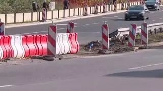 Uszkodzone bariery w miejscu kolizji na Wisłostradzie