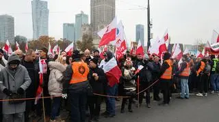 Uczestnicy marszu zbierają się na rondzie Dmowskiego