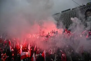 Uczestnicy marszu 11 listopada zbierają się na rondzie Dmowskiego