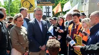 Szymon Hołownia na proteście osób z niepełnosprawnościami przed KPRM
