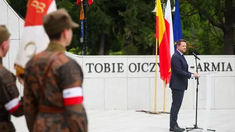 Prezydent Warszawy podczas uroczystości przy pomniku Polskiego Państwa Podziemnego
