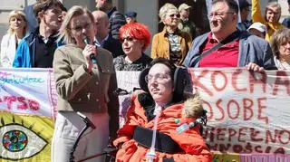 Protest osób z niepełnosprawnościami przed KPRM