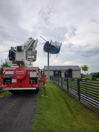 Trampolina zawisła na słupie 