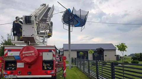 Trampolina zawisła na słupie 